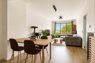 <p><span>Dit </span><span>instapklare appartement</span><span> staat te koop aan de Antwerpsestraat pal in het </span><span>centrum van Mortsel</span><span>. Wonen in het centrum biedt een maximale bereikbaarheid en een levendige buurt. Alle winkels, supermarkten en horeca liggen direct op wandelafstand, en het openbaar vervoer (tram en trein) bevindt zich vlakbij.</span></p><p><span> </span></p><p><span>Het appartement is zo'n </span><span>81m² groot</span><span> (cfr. EPC) en beschikt over een </span><span>ruime leefruimte</span><span>, één slaapkamer, een extra kamer en een overdekt </span><span>terras</span><span>.</span></p><p><span> </span></p><p><span>Indeling</span></p><p><span>- inkomhal</span></p><p><span>- woonkamer en eetkamer</span></p><p><span>- geïnstalleerde keuken</span></p><p><span>- slaapkamer (14m²) met ingemaakte kasten</span></p><p><span>- extra kamer (6m²) ideaal als bureau, berging, hobbykamer</span></p><p><span>- badkamer met ligbad, lavabo en toilet</span></p><p><span>- overdekt terras (5m²) met aansluitingen wasmachine en droogkast</span></p><p><span>- kelder</span></p><p><span> </span></p><p><span>Algemeen gebouw</span></p><p><span>- kleinschalig gebouw</span></p><p><span>- geen lift</span></p><p><span>- vernieuwd en geïsoleerd dak (2026)</span></p><p><span>- individuele CV op gas (2023)</span></p><p><span>- provisie 83,93 euro/maand (incl. waterverbruik) + 15 euro reservefonds; de provisie is ruim gerekend, er wordt jaarlijks teruggetrokken</span></p><p><span> </span></p><p><span>Bijzonderheden</span></p><p><span>- centrale locatie in centrum Mortsel</span></p><p><span>- veel lichtinval</span></p><p><span>- zonnescreens aan de voorzijde</span></p><p><span>- beveiligde deur</span></p><p><span>- conforme elektriciteit</span></p><p><span> </span></p><p><span>Ben jij geïnteresseerd in dit appartement te koop in centrum Mortsel, ben je op zoek naar ander vastgoed, een investering of wens je de waarde van jouw eigendom te kennen? Dan ben je bij BOLT immo aan het juiste adres! Wij helpen jou graag verder.</span><span> </span></p>