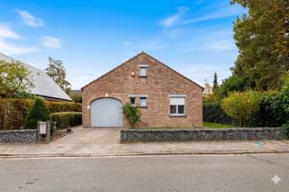 <p>In een rustige, kindvriendelijke wijk van Aartselaar, zonder doorgaand verkeer, bevindt zich deze vrijstaande woning met tal van troeven. <br />Gebouwd in 1990 en zorgvuldig onderhouden en vernieuwd, combineert ze comfort, ruimte en een gunstige ligging.<br /><br />Bij het binnenkomen ervaart u meteen de lichte en ruime leefruimte. De open indeling zorgt voor een aangename connectie tussen de leefruimte, eetkamer en keuken. Dankzij de grote ramen geniet u de hele dag door van natuurlijk licht en een mooi uitzicht op de tuin.<br /><br />De woning beschikt over twee ruime slaapkamers en een badkamer met douche, perfect ingedeeld voor een klein gezin, een koppel of wie graag gelijkvloers wil wonen. Op de grote zolder zijn er bovendien nog tal van uitbreidingsmogelijkheden: extra slaapkamers, een hobbyruimte of een bureau. <br /><br />De ruime garage biedt plaats voor wagen, fietsen en extra bergruimte. Buiten geniet u van een aangename tuin met terras en groen. <br /><br />Deze woning is ook technisch helemaal mee met haar tijd: EPC-label C, verwarming via warmtepomp, Asbestvrij – zorgeloos wonen zonder renovatiezorgen<br /><br />De ligging is bovendien ideaal: een vlotte verbinding via de A12 brengt u in geen tijd naar Antwerpen of Brussel, terwijl winkels, scholen en openbaar vervoer op korte afstand liggen.<br /><br />Kortom: deze woning in Aartselaar biedt de perfecte balans tussen rustig wonen, moderne voorzieningen en een centrale ligging.<br />Een instapklare woning met toekomstmogelijkheden – klaar om er uw nieuwe thuis van te maken.</p><p></p>