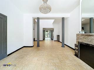 Deze unieke woning beschikt op het gelijkvloers over een inkomhal, een ruime woonkamer met eetplaats, een gezellige zithoek (ook ideaal als bureau...