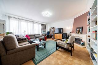 Ideaal gelegen in <span><span>Schaerbeek</span></span>, in de gegeerde wijk <span><span>Plasky</span></span>, ruim appartement met een oppervlakte van ongeveer 115 m² gelegen op de 5de en bovenste verdieping van een klein gebouw. Het appartement bestaat uit een inkomhal met ingebouwde kasten en plaats voor een wasmachine, een ruime en lichtrijke woonkamer met parketvloer, twee mooie slaapkamers, een keuken met toegang tot een klein terras, een badkamer en een apart toilet. Een kelder vervolledigt het pand. Mogelijkheid tot aankoop van een garagebox voor een meerprijs van €35.000. EPC: E. Momenteel verhuurd aan €1.300 inclusief kosten. Ideale ligging vlakbij winkels, openbaar vervoer en belangrijke invalswegen. Zeker een bezoek waard!