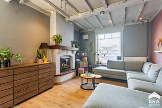 [[ DIT PAND NEEMT DEEL AAN DE ERA OPEN HUIZEN DAG OP 6/12 VAN 9:30 TOT 10:30 ]]
<p><strong>Ben je op zoek naar een instapklare woning met vier slaapkamers, garage en grote tuin met terras in het rustige Nieuwerkerken? Gevonden!</strong><br />Deze charmante woning bevindt zich in een rustige en verkeersluwe straat, vlak bij winkels, scholen en openbaar vervoer op een perceel van bijna 7 are. Dankzij de zonnepanelen (2020), hoogrendementsglas, gascondensatieketel (2015) en een asbestveilig attest geniet je hier van energiezuinig en zorgeloos wonen. De tuinafsluiting (2020) zorgt voor extra privacy en veiligheid, terwijl de ruime garage en oprit met plaats voor drie wagens extra comfort bieden.</p>

<p>De inkomhal met apart toilet leidt naar de gezellige woonkamer met zithoek en eetplaats, waar veel natuurlijk licht binnenvalt. Aansluitend vinden we de ruime keuken die volledig is uitgerust met alle nodige toestellen (vaatwas, combi-oven, gasfornuis...). Verder vind je op het gelijkvloers de recent gerenoveerde badkamer (2018) met douche, lavabo en toilet. Achteraan vormt de lichtrijke veranda een heerlijk verlengstuk van de leefruimte en biedt ze een prachtig uitzicht op het grote terras met afgesloten tuin.</p>

<p>Op de eerste verdieping bevinden zich twee ruime slaapkamers, terwijl de zolderverdieping werd ingericht met nog twee bijkomende kamers, perfect als extra slaapkamers, hobbyruimte of bureau.</p>

<p>Ben jij op zoek naar een energiezuinige, perfect onderhouden woning waar je zonder zorgen kan intrekken? Contacteer ons dan vandaag nog voor een bezoek en ontdek zelf de troeven van deze gezellige gezinswoning in Nieuwerkerken!</p>