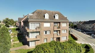 <p><span>Dit prachtige, ruime en lichte appartement met 3 slaapkamers (direct beschikbaar) ligt bij de ingang van Edingen, vlak bij het treinstation, belangrijke uitvalswegen, het beroemde Park van Edingen en alle voorzieningen. Het bevindt zich op de eerste verdieping van een modern gebouw met traditionele bouwstructuur en is bereikbaar via een gloednieuwe lift. Een uniek kenmerk is dat het appartement ramen heeft die op alle vier de windstreken uitkijken! De woning is volledig betegeld en beschikt over een inkomhal van 8 m² met garderobehoek en gastentoilet. Deze leidt naar een grote, lichte woonkamer van 42 m², een volledig uitgeruste keuken van 11 m² (die dankzij een brede opening een open karakter heeft) en een zeer praktische bijkeuken/stookruimte en voorraadkast van 5 m². Ook is er een aangenaam balkon. Een nachthal van 5 m² geeft toegang tot drie ruime slaapkamers (14 m², 14 m² en 11 m²) en een badkamer van 8 m² met douchecabine (met massagestralen) en toilet. EPB: B! Veiligheidsdeur. Vaillant-condensatieketel. Kelder. Optionele ondergrondse parkeerplaats beschikbaar. Bieden vanaf 265.000. Voor informatie en bezichtigingen: bel 02/355.50.55.</span></p>