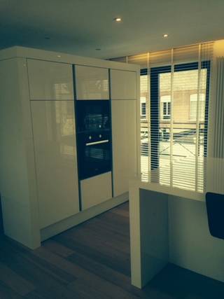 Zeer mooi recent gerenoveerd dakappartement met open keuken met eetruimte dat uitkijkt op het ZW terras met zijn vele ramen.De ruime living die...