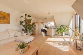 <h1><span>Instapklaar dakappartement met terras en EPC-label A in Beveren</span></h1><h1><span> </span></h1><p><span>Op zoek naar een instapklaar en energiezuinig appartement op een toplocatie in Beveren?</span><span> Dit lichtrijke dakappartement combineert comfort, een praktische indeling en heel wat recente vernieuwingen.</span></p><p><span>Dankzij de </span><span>centrale ligging</span><span> bevinden scholen, winkels, openbaar vervoer en de markt van Beveren zich op wandelafstand.</span></p><h3><span> </span></h3><p><span>Het appartement beschikt over een lift en is gelegen op de 2de verdieping, indeling: ruime inkomhal met plaats voor een vestiairekast, een apart toilet en een badkamer met ruime inloopdouche en badmeubel.</span></p><p><span>Er zijn 2 slaapkamers, waarvan één momenteel ingericht is als dressing/hobbykamer.</span></p><p><span>De lichtrijke woon- en leefruimte sluit aan op de recent vernieuwde open keuken, voorzien van de nodige toestellen. Aansluitend bevindt zich een praktische berging/wasplaats.</span></p><p><span>Via de leefruimte bereikt u het aangename zonneterras van ca. 10 m², de ideale plek om rustig te genieten van de buitenlucht.</span></p><p><span> </span></p><p><span>Dit appartement beschikt over tal van energetische troeven:</span></p><ul><li><span>EPC-label A slechts 100 kWh/m²/jaar</span></li><li><span>6 zonnepanelen van 475 Wp</span><span> - </span><span>totaal vermogen 2.850 Wp</span></li><li><span>Thuisbatterij van 6 kW</span></li><li><span>Vernieuwde Veluxramen met elektrische bediening</span></li><li><span>Recent vernieuwde keuken</span></li><li><span>Nieuwe condenserende verwarmingsketel</span></li><li><span>Daikin lucht/lucht-warmtepomp</span><span> voor zowel verwarming als koeling</span></li></ul><p><span> </span></p><h3><span>Extra </span><span>troeven</span><span>:</span></h3><ul><li><span>Gezamenlijke fietsenberging</span></li><li><span>Ruime inpandige garage</span><span> met automatische poort</span></li><li><span>Garage biedt plaats aan een ruime wagen én moto.</span></li></ul><p><span>De inpandige garage is verplicht mee aan te kopen voor 27.500 EUR</span></p><p><span> </span></p><h3><span>Interesse?</span></h3><p><span>Een energiezuinig, instapklaar appartement met terras én ruime garage, gelegen op wandelafstand van alles wat Beveren te bieden heeft. </span><span>Plan vandaag nog uw bezoek in, contact T. 052 55 55 55 - <span>info@immotwins.be</span></span><span> - <span>www.immotwins.be</span></span><span> </span></p>