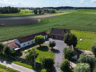 Authentieke residentiële hoeve op een uitzonderlijk perceel van maar liefst 7.165 m², gelegen op een toplocatie met een vlotte bereikbaarheid en een aangename landelijke omgeving.<br /><br />De eigendom beschikt over een ruime binnenkoer die tal van mogelijkheden biedt voor het stallen van voertuigen, het uitoefenen van een hobby of het houden van dieren.<br /><br />De woning omvat een inkomhal met praktische berging, een apart gastentoilet, een gezellige leefruimte met zit- en eethoek en een functionele keuken met aansluitende wasplaats. Verder vindt u een badkamer uitgerust met douche/bad en lavabo, evenals twee volwaardige slaapkamers.<br /><br />Via een zolderluik bereikt u de ruime zolderverdieping, die tal van uitbreidingsmogelijkheden biedt.<br /><br />Buiten geniet u van circa 140 m² aan stallen en een afzonderlijk bijgebouw dat momenteel dienstdoet als kippenhok. De aanwezigheid van een vijver versterkt het landelijke karakter van deze eigendom.<br />Een unieke opportuniteit voor wie op zoek is naar ruimte, rust en mogelijkheden op een royaal perceel.<br />Na aanvraag kan conform de zonevreemdebasis rechten de woning een volume van maximum 1000m³<br /><br />Mogelijkheid tot aankoop landbouwgrond van 2,1 ha.<br /><br />Extra troeven<br /><br />
<ul>
<li>rustige ligging</li>
<li>veel potentieel</li>
<li>regenwaterput</li>
<li>grondwaterput</li>
<li>garage</li>
<li>residentieel vergund</li>
</ul>
<br /><br />Deze woning is te koop ZONDER makelaar via het concept van Smart Houses. Wenst u verdere inlichtingen of een bezoek? Contacteer rechtstreeks de eigenaar via 0477/71.90.78