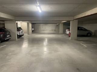 AUTOSTAANPLAATSEN EN GARAGEBOXEN TE KALFORTGelegen in het centrum van Kalfort (Fabiolapark) - in de ondergrondse verdieping van Residentie...