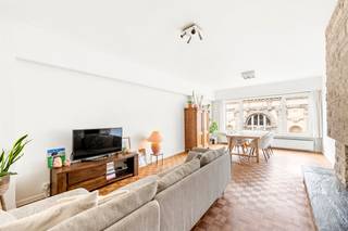 Quares by Trevi presenteert:<span><br />Indeling</span>: <br />Gelegen in de De Vrièrestraat in Antwerpen, in een bijzonder gegeerde en charmante buurt, bevindt zich dit lichtrijke en karaktervolle appartement met een bewoonbare oppervlakte van 106 m². Het appartement is gelegen op de vierde verdieping van een verzorgd gebouw uit 1972, met slechts één appartement per verdieping, wat zorgt voor extra privacy en rust. De aangename blok beschikt over een lift en biedt bovendien plaats voor fietsen.<br /><br />Bij het binnenkomen wordt u verwelkomd in een inkomhal met ruimte voor vestiaire, wat meteen bijdraagt aan het praktische comfort. De leefruimte geniet van veel natuurlijke lichtinval en biedt een mooi uitzicht op een historische gevel, wat het geheel extra charme geeft. De combinatie van blokjesparket en leuke tegelvloeren zorgt voor een warme en authentieke uitstraling.<br />Het appartement beschikt over twee ruime slaapkamers, beide gelegen aan de rustige achterzijde van het gebouw. Eén van de slaapkamers geeft toegang tot een gezellig terras van 6 m², waar u ’s ochtends kan genieten van het opkomende zonnetje, het geluid van een fonteintje en het gezang van vogels, met een open uitzicht op de tuinen van omliggende herenhuizen.<br />Verder is er een ruime dressing met ingemaakte kasten, wat zorgt voor extra comfort en opbergruimte. De charmante badkamer is uitgerust met een douche in bad, een dubbele lavabo en aansluiting voor een wasmachine. Daarnaast zijn er een aparte wc en een afzonderlijke bergruimte voorzien. Ook een privatieve kelderberging is inbegrepen.<br /><br />Het appartement scoort uitstekend op vlak van energie en veiligheid met een EPC A, een asbestveilig attest en een conforme elektriciteitsinstallatie. De maandelijkse kosten blijven bovendien beperkt tot slechts 75 euro, inclusief het privatieve waterverbruik. Elektriciteit en gas zijn voorzien van aparte meters.<br /><br />Extra troeven zijn onder meer de inbegrepen vliegenramen en de mogelijkheid tot het huren of aankopen van een garage staanplaats in de toekomst.<br /><br />De buurt zelf draagt sterk bij aan het wooncomfort: er is een actieve WhatsApp-groep voor de De Vrièrestraat en Coquilhatstraat waarin onder andere een nieuwjaarsdrink en lentepoets worden georganiseerd. Tijdens de kerstperiode wordt de straat sfeervol verlicht met kerstlichtjes, wat zorgt voor een warme en gezellige sfeer.<br /><br /><span>Omgeving</span>:<br />De ligging in de De Vrièrestraat vormt zonder twijfel een van de grootste troeven van dit appartement. Deze rustige straat bevindt zich in een bijzonder gegeerde buurt van Antwerpen, waar karaktervolle herenhuizen, groene binnentuinen en een aangename woonomgeving samenkomen. <br />De wijk staat bekend om haar sterke gemeenschapsgevoel. Daarnaast geniet u hier van een uitstekende bereikbaarheid, zowel met de wagen als met het openbaar vervoer, en bevinden scholen, parken en andere voorzieningen zich op korte afstand.