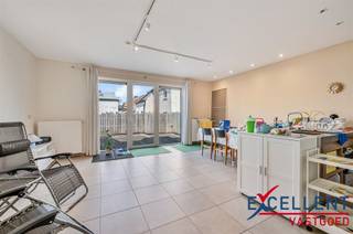 Vlak aan het station van Deinze vindt u deze volledig gerenoveerd en instapklaar duplex appartement terug. Met een bewoonbare oppervlakte van...