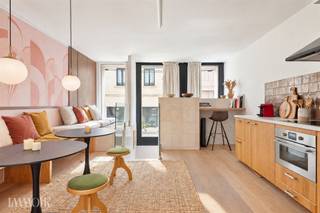 <p><span>Dit charmante duplexappartement is centraal gelegen in de Consciencestraat in Antwerpen, op wandelafstand van het Stadspark, ziekenhuis Sint-Vincentius, winkels, scholen en openbaar vervoer. Een ideale uitvalsbasis voor wie graag midden in de stad woont, met alle dagelijkse voorzieningen binnen handbereik.</span></p><p><span>Het appartement maakt deel uit van een kleinschalig gebouw uit 2017 met slechts vier entiteiten en biedt een bewoonbare oppervlakte van ca. 66 m², verdeeld over twee verdiepingen.</span></p><h3><span>Compact wonen, slim ingedeeld.</span></h3><p><span>Via de privatieve inkom bereik je langs de glazen trap de leefverdieping. Hier bevinden zich de gezellige woon- en eetkamer met aansluitend een ingerichte open keuken. Op deze verdieping bevindt zich eveneens een eerste slaapkamer, voorzien van airconditioning.</span></p><p><span>De onderste verdieping biedt plaats aan een tweede slaapkamer en een badkamer, uitgerust met douche, lavabomeubel en toilet. Dankzij de indeling over twee niveaus zijn de verschillende ruimtes op een aangename manier van elkaar gescheiden.</span></p><h3><span>Comfort in de stad.</span></h3><p><span>Het appartement beschikt over conforme elektriciteit, dubbele beglazing en airconditioning. Momenteel wordt het appartement verhuurd via Airbnb, wat het pand eveneens interessant maakt voor wie op zoek is naar een investering op een centrale locatie in Antwerpen.</span></p><p><span>Een compact en praktisch duplexappartement op een centrale locatie, ideaal als eigen stadsstek of investering.</span></p><h3><span>Benieuwd naar dit appartement?</span></h3><p><span>Neem contact op met Immoir voor meer informatie of een bezoek ter plaatse. <br /><br /></span></p>