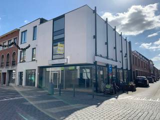 Commerciële handelsruimte of kantoor op toplocatie!<br /><br />Dit handelspand, met een totale oppervlakte van 400m², verdeeld over drie verdiepingen, is perfect voor diverse zakelijke doeleinden.<br /><br />De ruimtes zijn aanpasbaar aan uw behoeften - gebruik het als kantoor, showroom, of winkel. <br />Het pand is gelegen op een hoekperceel en heeft een zeer brede vitrine, wat zorgt voor een unieke zichtbaarheid in het straatbeeld. <br />Het is gelegen in de Bovenrij, een commercieel zeer interessante straat, op 200 meter van de Grote Markt van Herentals. <br />Scholen, openbaar vervoer en winkels zijn op wandelafstand.<br /><br />Het pand heeft een gunstig energielabel C.<br /><br />Maak van deze veelzijdige ruimte de perfecte uitvalsbasis voor uw onderneming en laat uw bedrijf bloeien op deze centrale locatie.<br /><br />Wenst u een bezichtiging? Maak dan uw afspraak via info@immovl.be of 014 58 02 08.