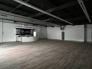 Dit veelzijdig bedrijfsgebouw heeft een totale oppervlakte van 446 m², bestaande uit een commerciële ruimte van 278 m²  (showroom, winkel,...