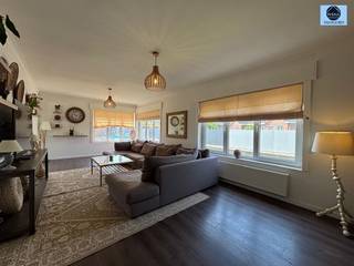 <p><span>VERNIEUWDE WONING MET 4 SLAAPKAMERS EN TUIN</span></p><p><span>Richtprijs 399.000 euro</span></p><p><span> </span></p><p><span>Deze ruime woning is ideaal gelegen nabij scholen en openbaar vervoer. </span></p><p><span> </span></p><p><span>Beneden treft u de inkomhal, zeer ruime lichtrijke leefruimte, volledig ingerichte keuken met kookeiland voorzien van ingebouwde frigo, oven en vaatwasser. Verder vindt u de eetruimte met zicht op de tuin en een wasruimte met apart toilet.</span></p><p><span> </span></p><p><span>Boven treft u de badkamer voorzien van inloopdouche, toilet en dubbele lavabo. Verder vindt u nog 3 ruime slaapkamers waarvan 1 voorzien van dressing (voorheen de 4de kamer). </span></p><p><span> </span></p><p><span>De zolder bereikbaar via een vaste trap in de berging biedt de mogelijkheid tot het creëren van extra kamers. </span></p><p><span> </span></p><p><span>EPC D => geen rennovatieplicht</span></p><p><span> </span></p><p><span>Regenwaterput aanwezig!</span></p><p><span> </span></p><p><span>Aan de zijkant en achteraan is er een leuke tuin met terras en mooi uitzicht over de velden. </span></p><p><span>Aparte garage en oprit aanwezig. </span></p><p><span> </span></p><p><span>Voor info of bezoek bel 0472/29.25.04 of stuur een mail naar <span>louis@svena.be</span></span></p><p><span> </span></p><p><span>Deze gegevens zijn louter informatief en wij kunnen niet aansprakelijk gesteld worden voor eventuele onjuistheden.</span></p><p><span>De bewoonbare oppervlakte is slechts indicatief.</span></p><p><span> </span></p><p><span> </span></p>