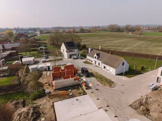Gelegen in een kleinschalig woonerf! Locatie zeer vlotbereikbaar torhout centrum, autostrades en ring <br /><br />Deze verkaveling is een combinatie van halfopen en open bebouwingen telkens met twee bouwlagen en hellend dak. De woningen worden afgewerkt in een modern-landelijke stijl.<br /><br />Troeven: <br />- Mogelijkheid 4 slaapkamers<br />- Open leefruimte met keuken<br />- Vloerverwarming<br />- Warmtepomp lucht/water <br />- Zonnepanelen<br />- Regenwaterpomp<br /><br />Alle prijzen zijn steeds excl. btw en aankoopkosten.<br />Gedetailleerde prijslijst is beschikbaar op aanvraag.<br /><br />Contacteer Simon via 0498123708 of via simon@vicusvastgoed.be<br /><br />De weergegeven AI-beelden dienen uitsluitend ter illustratie en tonen een mogelijke indruk van hoe de woning eruit kan zien na de bouwwerken.
