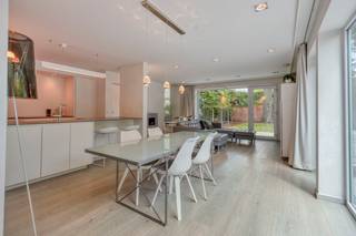 Welkom op de Populierenstraat 35 te Kuringen-Hasselt. Deze moderne woning is gelegen in een bijzonder gegeerde en rustige buurt. Hier geniet u van het comfort van een fijne woonomgeving, terwijl het bruisende stadscentrum van Hasselt zich op een boogscheut afstand bevindt. Een toplocatie die het beste van twee werelden combineert!Deze recente woning (bouwjaar 2018) staat op een mooi perceel van 4 are 50 centiare en beschikt over een comfortabele bewoonbare oppervlakte van circa 140 m². Met een gunstig EPC-label A en het officiële kenmerk van een BEN-woning (Bijna-Energie-Neutraal), inclusief 12 zonnepanelen, is deze woning een absolute koploper op het vlak van energiezuinigheid.Bij het betreden van de woning komt u terecht in de inkomhal, die toegang biedt tot de lichte, open leefruimte. Dankzij de grote raampartijen geniet u hier van een prachtig zicht op de tuin. In deze leefruimte bevindt zich de moderne open keuken, met direct daarnaast een praktische, aparte berging. Extra troef op het gelijkvloers, is de aanwezigheid van een eerste slaapkamer met een eigen, aangrenzende badkamer.Op de eerste verdieping vindt u nog eens twee volwaardige slaapkamers terug, evenals een tweede badkamer en een aparte dressing.Via het zolderluik heeft u toegang tot de zolderverdieping, die perfect kan dienen als extra opbergruimte.Buiten vindt u de gezellige tuin waar het heerlijk vertoeven is met 2 aparte terrassen en zithoeken voorzien.Bent u op zoek naar een instapklare, recente, energiezuinige BEN-woning met 3 slaapkamers en 2 badkamers?Neem dan vandaag nog contact met ons op voor meer informatie of een bezichtiging op onze bezoekdag. De eigendom wordt aangeboden via de Pre-sale formule. Op 08/07/2026 tussen 16:00 en 18:00 kan u de woning op afspraak komen bezichtigen en een bod uitbrengen. De vermelde prijs is een instelprijs. Voor meer info, gelieve contact op te nemen met de dossierverantwoordelijke.Bestuursmaatregelen in het maatregelenregister: nee