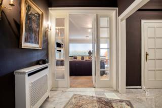 Dit statige appartement met ruime terrassen en prachtige verzichten wordt exclusief aangeboden via Access Estate! Maak jouw afspraak via sms of WhatsApp door te sturen naar via 0475 92 30 35.<br /><br />Gelegen aan de Parklaan, op een boogscheut van het bruisende centrum van Aalst, bevindt zich dit luxueuze appartement op de zesde verdieping van de kleinschalige residentie Gimini I. Bij de oprichting werden hier oorspronkelijk twee appartementen samengevoegd tot één uitzonderlijke woonentiteit met een royale oppervlakte van 194 m², wat zorgt voor een bijzonder ruimtelijk gevoel en een unieke woonbeleving.<br /><br />Met het natuurgebied Osbroek als achterbuur geniet u vanuit de leefruimtes van een adembenemend uitzicht op het groen, dat elk seizoen opnieuw voor een ander prachtig schouwspel zorgt. De ligging combineert rust en bereikbaarheid: vlak bij de op- en afrit van de E40 en op wandelafstand van het centrum en diverse voorzieningen. Bovendien zijn er twee aparte garageboxen met extra parkeerplaatsen ervoor en twee privatieve kelderbergingen inbegrepen.<br /><br />De hoge afwerkingsgraad springt meteen in het oog. Degelijke en duurzame materialen zoals massieve houten deuren, inbraakveilige inkomdeuren, tal van ingemaakte kasten en diverse natuursteen accenten benadrukken het kwaliteitsvolle karakter van dit appartement.<br /><br />Bij het binnenkomen wordt u verwelkomd in de statige inkomhal met gastentoilet, ingemaakte kasten en vestiaire. De royale, lichtrijke leefruimte met open haard biedt een prachtig uitzicht op het achterliggende groen en sluit aan op de te vernieuwen keuken. Vanuit de eetplaats en keuken heeft u toegang tot het ruime zuidoostgerichte terras van ca. 27 m², waar u in alle rust van de zon en het uitzicht kunt genieten. De nachthal leidt naar drie slaapkamers, waarvan twee met toegang tot een balkon met zicht op de stad. De volledig in natuursteen afgewerkte badkamer is voorzien van een dubbele lavabo, ligbad en toilet, met de mogelijkheid om een douche te plaatsen.<br /><br />Troeven:<br />• Uitzonderlijke bewoonbare oppervlakte met hoge afwerkingsgraad<br />• Gegarandeerd groen verzicht<br />• Toegankelijk via lift<br />• Enige appartement op dit verdiep<br />• Twee aparte garageboxen (inclusief), en twee kelderbergingen voor stockage<br />• Gemeenschappelijke fietsenberging<br />• Ruime terrassen<br /><br />Keuringen:<br />• Asbestattest: asbestveilig<br />• EPC : label B <br />• Elektrische installatie: niet conform<br /><br />Bent u op zoek naar een uniek en karaktervol appartement in Aalst met een uitzonderlijk uitzicht en ongeëvenaarde ruimte? Grijp dan uw kans en contacteer ons vandaag nog om uw afspraak vast te leggen voor de bezoekdag.