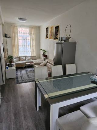 Centraal gelegen, gerenoveerde ééngezinswoning op een perceel van 49 m² vlakbij het stadscentrum. Indeling: inkom, living, ingerichte keuken en toilet. Koer. Verdieping: grote slaapkamer en een badkamer met lavabo, ligbad en toilet. Zolderverdieping: 2 slaapkamers. Elektriciteit conform, centrale verwarming op aardgas. De woning is momenteel verhuurd.