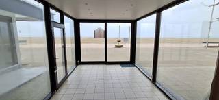 Goed gelegen handelsruimte op de zeedijk In Koksijde. Vooraan is er een open handelsruimte van 43 m2. Aan de achterzijde is er een ingerichte...