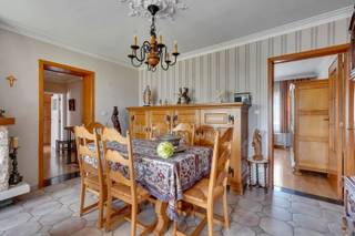 <p>Welkom in de Helen-Bosstraat 50, een woning met potentieel in het landelijke Linter. Hier geniet je van de rust en ruimte die het platteland biedt, terwijl je toch binnen handbereik blijft van alle nodige voorzieningen. Een plek waar je de tijd krijgt om helemaal thuis te komen en je eigen stempel te drukken op je toekomstige woonst.</p><p>Deze woning biedt een mooie basis om verder naar eigen smaak en wensen in te vullen. De indeling leent zich tot een praktische organisatie van de leefruimtes, met voldoende mogelijkheden om de ruimtes multifunctioneel in te richten. Of je nu op zoek bent naar een eerste eigen stek of een nieuw hoofdstuk wil schrijven in een rustige, groene omgeving, dit pand vormt een stevig startpunt.</p><p>Linter is gekend om zijn landelijke charme, vlotte bereikbaarheid en de aangename mix van natuur en dorpsleven. De ligging zorgt ervoor dat je zowel van de rust op het platteland geniet, als vlot verbinding hebt met omliggende kernen voor dagelijkse boodschappen, scholen en openbaar vervoer.</p><p>Interesse om deze woning met eigen ogen te komen bekijken? Neem gerust contact op met ons kantoor om een bezoek in te plannen. We staan klaar om al je vragen te beantwoorden en je wegwijs te maken in alles wat deze woning in de Helen-Bosstraat te bieden heeft.</p>