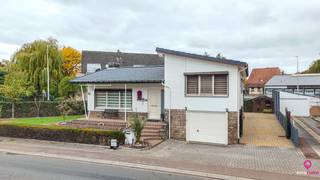 <p>Bij ImmoFusion 7/7 “open huis”: klik op onze 3D-TOUR.<br />Ervaar vastgoed alsof je er zelf doorloopt!</p>
<p>Ontdek deze charmante <strong>open bebouwing</strong> aan de <strong>Edward Staintonstraat 17 in Heusden-Zolder</strong>, perfect gelegen in het <strong>centrum van Heusden</strong>. Deze woning met een bewoonbare oppervlakte van <strong>125 m²</strong> staat op een perceel van <strong>450 m²</strong> met een <strong>straatbreedte van 29 meter</strong> en biedt alles wat je zoekt in een instapklare gezinswoning!</p>
<p>De woning werd <strong>volledig gerenoveerd in 2010</strong> en is tot in de puntjes onderhouden. Dankzij de <strong>volledig omheinde tuin met poort</strong> geniet je hier van maximale privacy en een veilig buitengevoel voor het hele gezin.</p>
<p>Bij het binnenkomen tref je een <strong>lichte inkomhal</strong> met ruimte voor een vestiairekast. Links leidt een doorgang naar de <strong>open leefruimte</strong>, een grote gezellige ruimte die <strong>de woonkamer, eetkamer en keuken</strong> harmonieus met elkaar verbindt. De <strong>grote raampartijen</strong> zorgen voor een overvloed aan natuurlijk licht en een open, huiselijke sfeer.</p>
<p>De <strong>keuken</strong> is praktisch en ruim, in uitstekende staat en voorzien van alle nodige comfort — een aangename plek om dagelijks te koken of gezellig samen te komen. Achter de keuken vind je een <strong>tweede zitruimte</strong>, ideaal als ontspanningshoek of speelruimte, met aansluitend het <strong>eerste toilet</strong>.</p>
<p>Via een kleine trap bereik je het <strong>split-level</strong>, waar de <strong>badkamer</strong> zich bevindt: modern ingericht met een <strong>inloopdouche</strong>, <strong>tweede toilet</strong> en een <strong>stijlvolle wastafel</strong>. Verder vind je <strong>drie ruime slaapkamers</strong>, elk met voldoende lichtinval en indelingsmogelijkheden. Perfect voor een gezin of wie graag een extra bureauruimte voorziet.</p>
<p>De woning beschikt over een <strong>volledige kruipkelder</strong>, die deels werd ingericht met een <strong>inpandige garage, berging en wasruimte</strong> — handig voor opslag of als werkplaats. Achteraan bevindt zich een <strong>overdekt terras (carport)</strong>, ideaal voor gezellige zomeravonden of buiten dineren.</p>
<p>De <strong>tuin</strong> is volledig omheind en keurig aangelegd, met voldoende ruimte voor kinderen, huisdieren of tuinliefhebbers. Dankzij de <strong>centrale ligging</strong> zijn winkels, scholen en openbaar vervoer op wandelafstand, terwijl je ook snel aansluiting vindt met de autosnelweg.</p>
<p><strong>Pluspunten:</strong></p>
- Volledig instapklare open bebouwing<br />- Gerenoveerd in 2010 – dak vernieuwd en in goede staat<br />- 3 ruime slaapkamers<br />- 2 toiletten – 1 beneden, 1 op badkamer<br />- Grote open leefruimte met veel lichtinval<br />- Volledig kruipkelder met garage, berging en wasruimte<br />- Volledig omheind perceel met poort<br />- Overdekt terras aan de achterzijde<br />- Centrale ligging in het hart van Heusden<br />- Gasverwarming<br />
<p>Voor een bezichtiging ter plaatse of meer info, bel ons op 078/78.78.70, of kom gewoon binnen op ons kantoor — steeds welkom!</p>