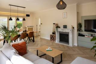 In de www.stasegemsesteenweg178.be (url kopiëren en plakken indien doorklikken niet lukt) in Harelbeke stellen we jou graag deze mooie woning voor. De woning werd destijds heel kwalitatief gebouwd, goed onderhouden en wanneer nodig gerenoveerd. Twee jaar terug kocht Thomas de woning en zo kreeg de woning een hedendaagse touch. Nu hij samen met z'n gezinnetje verhuist naar z'n roots komt de woning terug te koop. Er zijn 4 slaapkamers, een lichtrijke living, mooie keuken, voldoende berging, dubbele garage en een onderhoudsvriendelijke tuin. En het natuurdomein de Gavers ligt om de hoek!<br /><br />HOMERUN: Op zondag 4 oktober ben je van harte welkom op de Homerun van deze woning. Via www.stasegemsesteenweg178.be kan je een afspraak inplannen. Eveneens via de website verneem je veel meer, zoals een uitgebreide omschrijving, foto's, 360° rondgang, documenten, … <br /><br />KICK-OFF PRIJS: De vermelde prijs is een Kick-Off prijs waarop een eenmalig bod kan uitgebracht worden (zowel boven als onder de Kick-Off prijs). Dankzij het kwaliteitslabel van Henry Houser ben je zeker dat de biedingen correct verlopen zonder dat er een opbodspel gehouden wordt!<br /><br />EXTRA BEZOEK: Mocht je op 4/10 niet vrij zijn, geef dan gerust een belletje om een afspraak in te plannen op een ander moment. En wees gerust ... iedereen, van de eerste tot de laatste bezoeker, heeft evenveel kans om een eenmalig bod uit te brengen! <br /><br />Groeten, Hendrik