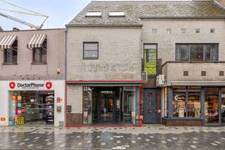 Handelspand met ruime kelderberging te koop in hartje LommelLommel-Centrum: Instapklare en direct beschikbare handelsruimte met commerciële...