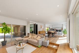 <p><strong>Deze ruime woning bezoeken op zaterdag 6 juni tussen 10u en 14u? (Enkel op afspraak)</strong></p>
<p>Deze instapklare woning is gelegen op een perceel van ca. 565 m² in de Rotselaan te Izegem. Doorheen de jaren onderging de woning tal van renovaties, waardoor ze vandaag hedendaags comfort perfect combineert met een uitstekende ligging. Dankzij de centrale locatie bevinden scholen, winkels, het station van Izegem en andere voorzieningen zich op korte afstand, met bovendien een vlotte bereikbaarheid.</p>
<p>Bij het betreden van de woning word je verwelkomd in een royale inkomhal die toegang biedt tot de open en lichtrijke leefruimte met gezellige zit- en eetplaats. Aansluitend bevindt zich de volledig uitgeruste keuken. Naast de keuken werd een praktische bureauruimte ingericht die ook perfect dienst kan doen als speelhoek voor de kinderen. De grote raampartijen zorgen voor een overvloed aan natuurlijk licht en creëren een aangename, warme sfeer met mooi zicht op de tuin rondom de woning. Op het gelijkvloers is bovendien een afzonderlijk gastentoilet aanwezig.</p>
<p>Op de eerste verdieping bevinden zich drie ruime slaapkamers, waarvan één slaapkamer beschikt over een dressing. Verder is er een ruime badkamer aanwezig, uitgerust met een inloopdouche, wastafel en toilet.</p>
<p>Een extra troef is het ruime bijgebouw van ca. 20 m², dat tal van mogelijkheden biedt. Deze ruimte kan perfect ingericht worden als polyvalente ruimte, bureauruimte of praktijkruimte voor een zelfstandige activiteit. Bovendien werd het bijgebouw volledig onderkelderd. Dit bijgebouw is voorzien van watertoevoer- en afvoer en verwarming.</p>
<p>Tot slot beschikt de woning over een ruime garage met aansluiting voor was- en droogmachine en is er plaats voor meerdere wagens op de oprit en onder de carport.</p>
<p>Bijkomende troef: de woning en het bijgebouw beschikken over 36 zonnepanelen.</p>
<p>Er zijn geen maatregelen gevonden op dit kadastraal perceel volgens onze opvraging bij het Maatregelenregister.</p>
<p>Benieuwd naar deze woning?</p>
<p>Contacteer Beau via beau@waeyler.be of 0470 54 16 27</p>
<p></p>