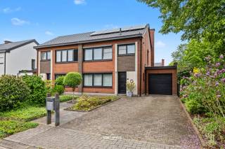 Ontdek deze charmante halfopen bebouwing in de rustige en gegeerde Gorinchemstraat te Sint-Niklaas.De woning beschikt over 3 slaapkamers, een garage,...