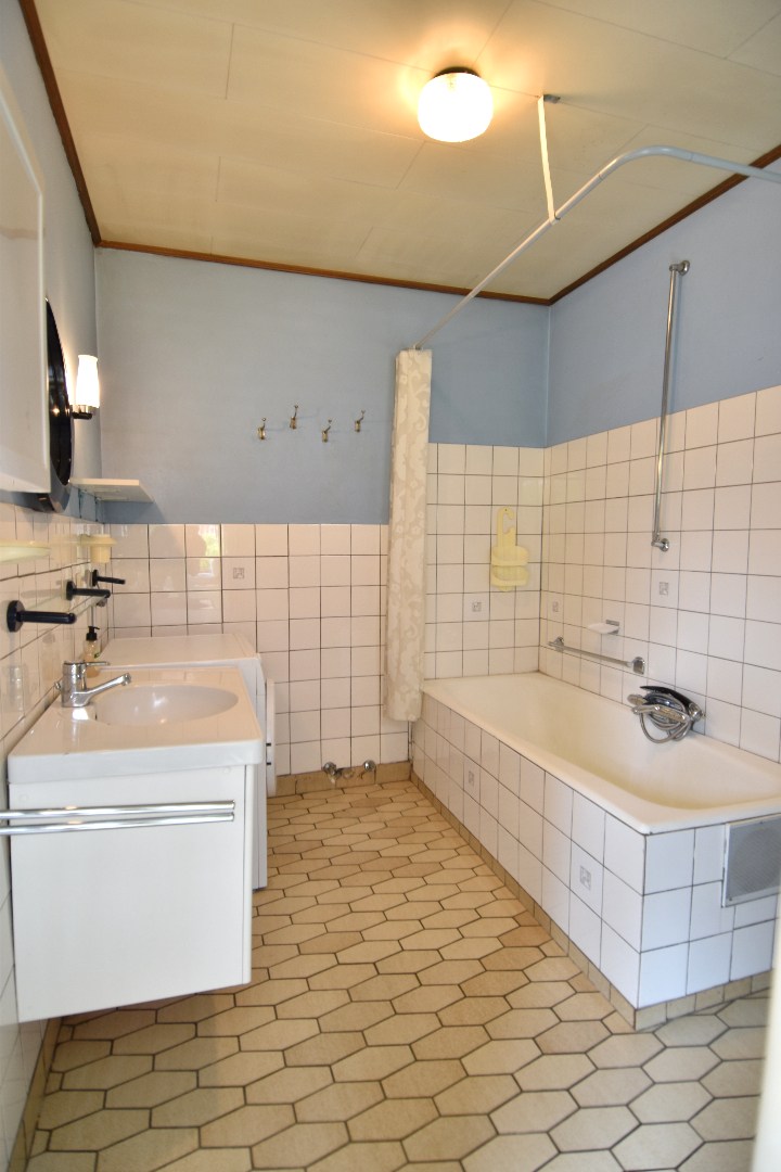Rustig gelegen gezinswoning met 4 slaapkamers, garage en tuin te koop in Gullegem - foto 5
