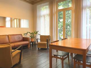 <p>Stijlvolle bemeubelde bovenwoning in hartje Antwerpen<br /><br />Op zoek naar een instapklare, volledig bemeubelde woning op een toplocatie? Deze ruime bovenwoning in de bruisende Nationalestraat combineert comfort, karakter en een uitstekende ligging. Tal van winkels, trendy boetieks, gezellige cafés en uitstekende restaurants bevinden zich op wandelafstand.<br /><br />Indeling:<br /><br />Via een privatieve inkomhal naast het handelspand op het gelijkvloers bereikt u de woning.<br /><br />Op de eerste verdieping bevindt zich een gezellige leefruimte met een volledig uitgeruste, vernieuwde keuken voorzien van een vaatwasser, kookplaat, dampkap, oven, microgolfoven en koelkast.<br /><br />De tweede en derde verdieping beschikken elk over een ruime, stijlvol ingerichte slaapkamer van ca. 21 m² met een ensuite badkamer. Elke badkamer is uitgerust met een douche, lavabo, toilet en praktische ingemaakte kasten, waardoor elke bewoner geniet van optimaal comfort en privacy.<br /><br />Op de vierde verdieping bevindt zich een derde slaapkamer met airconditioning en een eigen volledig uitgeruste badkamer.<br /><br />Troeven:<br />- Volledig bemeubeld en instapklaar<br />- Topligging in het centrum van Antwerpen<br />- Drie ruime slaapkamers, elk met een eigen badkamer<br />- Ideaal voor cohousing of het delen van de woning<br />- Beschikbaar vanaf 1 september<br />- Maandelijkse lasten: €100 (privatief waterverbruik). Individuele meters voor gas en elektriciteit.<br /><br />Interesse? Neem gerust contact op voor meer informatie of een bezoek ter plaatse.</p>