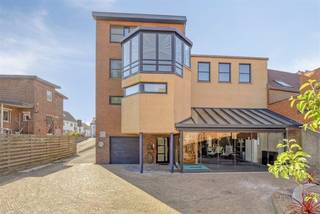 Op een absolute toplocatie in het centrum van Ophoven (Kinrooi), vlak bij de sfeervolle jachthaven en gezellige horeca, bevindt zich dit bijzonder veelzijdige pand. Of u nu op zoek bent naar de perfecte match tussen wonen en werken, een royaal gezinsvriendelijke woning, of de mogelijkheid tot kangoeroewonen: dit instapklare vastgoedconcept biedt het allemaal.<br /><br />Het gelijkvloers is momenteel ingericht voor groepslessen en praktijkruimte (ideaal voor vrije beroepen, kinesitherapie of kantoor), compleet met inkom, wachtruimte en sanitair. Dankzij de flexibele gyproc-wanden past u de indeling moeiteloos aan uw eigen wensen aan.<br /><br />De eerste verdieping ademt sfeer en comfort. Naast de royale leefruimte en moderne keuken steelt de magnifieke, lichtrijke koepel hier de show. Dit architecturale hoogstandje zorgt voor een overvloed aan natuurlijk licht in de sfeervolle zithoek. Verdeeld over de verdiepingen en de vaste zoldertrap beschikt het pand over maar liefst 7 (slaap)kamers en een badkamer.<br /><br />Buiten geniet u van een gezellige, verharde tuin, een inpandige garage en ruime parkeergelegenheid. Bovendien is de woning energiezuinig en toekomstbestendig uitgerust met een warmtepomp, batterijsysteem en 24 zonnepanelen (440 Wp).<br /><br />Uw droomproject in Ophoven? Plan vandaag nog uw exclusieve bezichtiging!<br /><br />Bestuursmaatregelen in het maatregelenregister: nee<br /><br />Deze AI-visualisaties zijn bedoeld als inspiratie. Er werd geen rekening gehouden met technische specificaties, stedenbouwkundige voorschriften of de concrete mogelijkheden tot realisatie.
