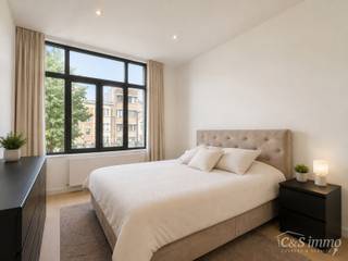 Ontdek dit instapklare en lichtrijke appartement waar comfort en een praktische indeling centraal staan. Appartement bevindt zich op de eerste verdieping in een gebouw zonder lift. De ruime leefruimte sluit naadloos aan op de volledig ingerichte open keuken, voorzien van een kookplaat, dampkap, oven en voldoende opbergruimte. Dankzij de grote raampartijen geniet u van een aangename natuurlijke lichtinval. Verder beschikt het appartement over twee slaapkamers, een moderne badkamer met toilet. Het zonnige terras vormt de ideale plek om te ontspannen. De neutrale afwerking en kwalitatieve materialen zorgen ervoor dat u hier meteen uw thuis kunt maken. Bovendien beschikt het appartement over een privatieve kelderberging, ideaal voor extra opslagruimte. Dankzij de uitstekende ligging, vlakbij winkels, openbaar vervoer, scholen en belangrijke invalswegen, is dit de ideale woonst voor wie op zoek is naar een comfortabel appartement op een vlot bereikbare locatie. Onmiddelijk beschikbaar.