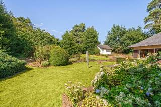 Dans un emplacement résidentiel de premier choix à Kasterlee se trouve cette spacieuse maison sur un magnifique terrain d'environ 1.575 m². Entourée de calme et d'espace, la maison bénéficie d'un environnement de vie agréable, tandis que la surface généreuse d'environ 370 m² offre de nombreuses possibilités pour ceux qui recherchent de l'espace et du confort. La maison est aménagée de manière à permettre une vie de plain-pied confortable, tandis que l'étage entièrement aménagé laisse toute liberté pour donner forme à la maison selon ses propres souhaits et style de vie.<br /><br />Disposition :<br />Par le hall d'entrée, vous entrez dans la maison et accédez aux différentes pièces de vie. Le salon spacieux est le cœur central de la maison et offre amplement d'espace pour un coin salon et salle à manger confortable. La cuisine, adjacente, est pratique et s'intègre parfaitement à la vie quotidienne.<br /><br />En outre, le rez-de-chaussée dispose de trois chambres à coucher complètes et d'une salle de bains. Grâce à cette disposition, toutes les pièces de vie essentielles se trouvent sur un seul niveau, ce qui assure un grand confort de vie et rend la maison accessible et pratique à long terme.<br /><br />Le garage intégré offre une place de parking confortable et assure également l'espace de rangement nécessaire.<br /><br />Premier étage :<br />L'étage entièrement aménagé constitue un niveau de vie supplémentaire particulièrement polyvalent. Actuellement, cet espace est délibérément laissé ouvert et offre une toile vierge qui peut être aménagée entièrement selon ses propres goûts et besoins.<br /><br />L'étage offre notamment la possibilité de créer deux chambres à coucher supplémentaires, mais peut également être aménagé en suite parentale, bureau, espace hobby, espace détente ou espace de vie supplémentaire. Grâce à la surface généreuse, les possibilités sont particulièrement étendues.<br /><br />Espace extérieur :<br />La maison bénéficie d'un terrain spacieux d'environ 1.575 m², où règnent calme, verdure et intimité. La taille du terrain offre également suffisamment d'espace pour profiter pleinement de la vie en plein air.<br /><br />La combinaison de l'emplacement résidentiel, du terrain spacieux et de la surface habitable généreuse rend cette maison particulièrement adaptée à ceux qui recherchent un environnement de vie agréable avec suffisamment d'espace pour toute la famille.<br /><br />Caractéristiques :<br />• Emplacement résidentiel de premier choix à Kasterlee<br />• Trois chambres à coucher au rez-de-chaussée<br />• Étage entièrement aménagé avec de nombreuses possibilités d'aménagement<br />• Salon spacieux et cuisine<br />• Salle de bains au rez-de-chaussée<br />• Garage intégré<br />• Vie de plain-pied en grande partie possible<br />• Label énergétique C<br /><br />Une maison spacieuse et polyvalente dans un emplacement résidentiel de premier choix à Kasterlee, où calme, espace et confort se rencontrent. Grâce aux surfaces généreuses et à l'étage polyvalent, cette propriété offre en outre toutes les possibilités pour évoluer avec vos souhaits en matière de logement.