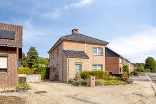 Deze ruime en instapklare woning uit 2002 ligt in een rustige omgeving in Opoeteren. Het gaat over een vrijstaande woning, gelegen op een perceel van 4a 78ca met wandel- en natuurgebieden vlakbij. Ook heeft het een vlotte verbinding naar As en Opglabbeek.<br /><br />Bij het betreden van de woning kom je terecht in de inkomhal dat voorzien is van een apart gastentoilet. Van hieruit stap je door naar de leefruimte in het hart van de woning. Aan de voorzijde ligt een praktische bureau/zithoek en aan de achterzijde bevindt zich de recent gerenoveerde keuken met eiland, koelkast, inductie kookplaat, oven en microgolfoven. Vanuit de keuken bereik je het overdekte terras, een berging en de trap die je naar de kelder brengt.<br /><br />Op de eerste verdieping brengt de nachthal je naar drie volwaardige slaapkamers en een ruime badkamer voorzien van dubbele wastafel, ligbad, douche en toilet. Vanuit de badkamer heb je bovendien toegang tot een vierde kamer. In de nachthal is er verder nog een luik naar de zolder.<br /><br />In de kelder vind je een grote open ruimte met garagepoort, aangevuld met twee aparte kamers die als berging of hobbyruimte gebruikt kunnen worden.<br /><br />Troeven van de woning:<br />- Instapklaar en hoogwaardig afgewerkt<br />- Uitgerust met 10 zonnepanelen en airco’s<br />- EPC en elektrische installatie conform<br />- Volledig onderkelderd met inpandige garage