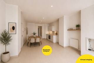 Op zoek naar een betaalbaar appartement met potentieel? Dit gelijkvloers appartement bevindt zich in het bruisende centrum van Oostende, op wandelafstand van winkels, openbaar vervoer en de zee.<br /><br />Bij het betreden van het appartement kom je in een ruime en lichtrijke leefruimte met keuken. Deze vormt een mooie basis om naar eigen smaak te moderniseren.<br /><br />Verder is er een praktische indeling met een hal, afzonderlijk toilet en een handige wasplaats met aansluiting voor wasmachine. De slaapkamer, voorzien van een lichtkoepel, zorgt voor natuurlijke lichtinval en kan flexibel ingericht worden. De badkamer is uitgerust met lavabo en douche.<br /><br />Extra troeven zijn de conforme elektrische installatie (geldig tot 2041), dubbele beglazing in PVC en een private fietsenberging.<br /><br />Dit appartement biedt een uitstekende opportuniteit voor starters, investeerders of wie op zoek is naar een tweede verblijf aan zee, met de mogelijkheid om het volledig naar eigen smaak op te frissen.<br /><br />Interesse? Contacteer ons en plan uw bezoek in!