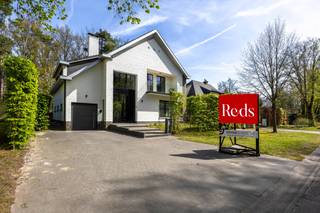 In de prestigieuze Kasteeldreef in Schilde bevindt zich deze vrijstaande villa op een mooi perceel van 1.100 m². De woning combineert een...