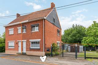 <p><span>Charmante te renoveren woning, rustig gelegen op een ruim perceel van 11 are.</span></p><p><span> </span></p><p><span>Belangrijkste troeven:</span></p><p><span>- Rustigge ligging</span></p><p><span>- Enorm potentieel</span></p><p><span>- Gelegen nabij winkels, scholen en openbaar vervoer.</span></p><p><span>- Tuin met garage en werk atelier</span></p><p><span>- Ruim perceel</span></p><p><span>- Zuidoostelijke oriëntatie</span></p><p><span> </span></p><p><span>Bekijk zeker ook de grondplannen met de afmetingen. Zo krijgt u van thuis uit al een perfect beeld van wat deze woning te bieden heeft!</span></p><p><span>Wenst u meer info of een vrijblijvende bezichtiging, contacteer dan ons kantoor op het nummer 014 39 99 99 en wij helpen u graag verder.</span></p>