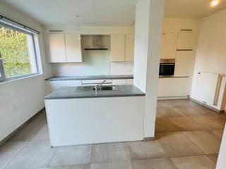 Dit gezellig, centraal gelegen en gerenoveerd appartement beschikt over een ruime woonkamer met een open ingerichte keuken met zicht op de tuin,...