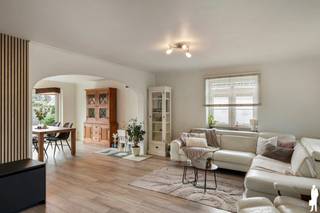 <p><strong>Vrijstaande gerenoveerde woning met 3 slaapkamers, polyvalente ruimte en poolhouse in Essen/Wildert</strong></p>
<p>Deze verzorgde vrijstaande woning in Essen/Wildert biedt een aangename combinatie van <strong>ruimte, comfort en een veelzijdige indeling</strong>. Met <strong>3 slaapkamers, een polyvalente ruimte, een ruime tuin en een ingericht poolhouse</strong> biedt deze woning tal van mogelijkheden. Bovendien werden doorheen de jaren verschillende renovaties met zorg uitgevoerd.</p>
<p><strong>Gelijkvloerse verdieping</strong></p>
<ul>
<li><strong>Inkomhal</strong> met gastentoilet, blauwe natuursteen en houten trap naar de eerste verdieping</li>
<li><strong>Lichtrijke leefruimte</strong> met zit- en eetgedeelte, tegelparket, airco en groot schuifraam naar het terras en de tuin</li>
<li><strong>Keuken</strong> met inductiekookplaat, dampkap, vaatwasser en dubbele spoelbak</li>
<li><strong>Bijkeuken/wasplaats</strong> met extra opbergruimte en rechtstreekse toegang naar buiten</li>
<li><strong>Polyvalente ruimte</strong>, ideaal als bureau, speelkamer, hobbyruimte of extra slaapkamer</li>
</ul>
<p><strong>Eerste verdieping</strong></p>
<ul>
<li><strong>3 slaapkamers</strong>, voorzien van laminaatvloeren</li>
<li><strong>Badkamer</strong> met ligbad, dubbele lavabo met badkamermeubel en toilet</li>
<li><strong>Airconditioning</strong> in de drie slaapkamers, eveneens geschikt voor verwarming</li>
</ul>
<p><strong>Zolderverdieping</strong></p>
<ul>
<li><strong>Bergzolder</strong> bereikbaar via een vlizotrap, met geïsoleerde zoldervloer en dak en afgewerkt met multiplex platen</li>
</ul>
<p><strong>Tuin en buitenruimte</strong></p>
<ul>
<li><strong>Ruime tuin</strong> met plaats voor ontspanning en spel</li>
<li><strong>Terras in blauwe natuursteen</strong>, rechtstreeks bereikbaar vanuit de leefruimte</li>
<li><strong>Ingericht en geïsoleerd poolhouse</strong> met grote glazen schuiframen, elektriciteit en water</li>
<li><strong>Ruime oprit</strong> met parkeermogelijkheden</li>
<li><strong>Vorstvrije buitenkraan</strong> en grondboring in de tuin</li>
</ul>
<p><strong>Bijzonderheden</strong></p>
<ul>
<li><strong>20 zonnepanelen</strong> met groenestroomcertificaten</li>
<li><strong>EPC-label A – 100 kWh/m²</strong></li>
<li><strong>4 airco-units</strong> voor koelen en verwarmen</li>
<li><strong>Vernieuwd dak (2024)</strong> met bijkomende isolatie</li>
<li><strong>Vernieuwde gevelsteen met 12 cm isolatie (2016)</strong></li>
<li><strong>PVC-ramen met hoogrendementsbeglazing</strong> en vliegenramen</li>
<li><strong>Centrale verwarming </strong>op gas, maar ook mogelijk om via de<strong> airco’s te verwarmen</strong></li>
<li><strong>Volledige kruipruimte</strong> onder de woning</li>
<li><strong>Veelzijdige indeling</strong> dankzij de extra polyvalente ruimte</li>
</ul>
<p><strong>Ligging</strong></p>
<p>Gelegen te <strong>Essen/Wildert </strong>ligt deze mooie gerenoveerde woning met een praktische verbinding richting Kalmthout en de omliggende gemeenten.</p>
<p>Een woning met tal van troeven, een aangename tuin en een gunstig EPC.<br /><br />Bewoonbare opp. 192 m² ref.: bruto vloeropp. EPC-certificaat</p>