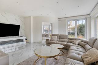 <p><span>Immo Pické vous propose cette maison entièrement rénovée située à Sint-Pieters-Leeuw, à proximité des commerces, des écoles, des transports en commun, des axes routiers et de toutes les commodités.</span></p>
<p></p>
<p><span>Au rez-de-chaussée, cette maison dispose d'un hall d'entrée spacieux, d'un salon spacieux et lumineux (35 m²), d'un deuxième espace de vie (35 m²), d'une salle à manger, d'une cuisine entièrement équipée, d'une grande buanderie, de toilettes et d'une première chambre.</span></p>
<p></p>
<p><span>Au premier étage, cette maison dispose d'un très grand hall de nuit qui donne accès à pas moins de 4 chambres supplémentaires (20 m², 14 m², 8,5 m² et 24 m²), dont une chambre principale avec salle de bains et dressing. On y trouve également une deuxième salle de bains avec douche et double lavabo. </span></p>
<p></p>
<p><span>Cette maison dispose également d'un grenier de rangement et d'une cave.</span></p>
<p></p>
<p><span>À l'arrière, cette maison dispose d'un joli jardin avec un atelier. Plusieurs places de parking sont également disponibles. </span></p>
<p></p>
<p><span>Cette maison a été entièrement rénovée en 2020 et bénéficie d'un score EPC favorable (C). De plus, l'installation électrique est conforme jusqu'en 2050. La maison est chauffée par une chaudière à condensation au gaz. </span></p>