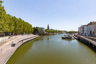 <p>Découvrez ce luxueux appartement rénové et économe en énergie de 104 m², idéalement situé à proximité du centre de Gand et offrant une magnifique vue sur l’eau de Portus Ganda. Entièrement rénové en 2024, l’appartement combine des finitions de haute qualité avec un confort de vie contemporain. Grâce à son label PEB A et à sa pompe à chaleur assurant à la fois le chauffage et le refroidissement, il est également particulièrement économe en énergie.<span></span></p>
<p>La lumineuse pièce de vie constitue le cœur de l’appartement et s’ouvre harmonieusement sur une cuisine moderne et de qualité, équipée d’un îlot central. Un débarras pratique se trouve directement à côté de la cuisine. Des armoires encastrées offrent un espace de rangement supplémentaire, tandis que les grandes baies vitrées apportent une belle luminosité naturelle et offrent une agréable vue sur l’eau.</p>
<p>L’appartement dispose de deux chambres spacieuses, dont l’une bénéficie d’un grand dressing attenant, ainsi que de deux salles de bains modernes. Grâce à son agencement pratique et à sa généreuse superficie, l’ensemble offre un excellent confort de vie. La deuxième chambre peut également parfaitement servir de bureau, de chambre d’amis ou d’espace hobby.</p>
<p>Un atout supplémentaire est la possibilité d’acquérir un emplacement de parking au prix de 35.000 €.</p>
<p>Un appartement prêt à emménager qui se distingue par sa situation, la qualité de sa rénovation, son efficacité énergétique et sa vue sur Portus Ganda.</p>
<p>Intéressé(e) ? Contactez Thomas au 0474 26 27 58 ou via info@vicusvastgoed.be</p>
