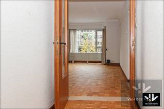 <strong>Op te frissen 2-slaapkamerappartement met veel natuurlijke lichtinval op een steenworp van het Hasseltse stadscentrum! </strong><br /><br /><strong><u>Troeven:</u></strong><br />- Centrale ligging tussen het stadspark en het centrum<br />- Winkels, horeca, scholen, recreatie, openbaar vervoer, ... op wandelafstand<br />- Vlotte verbinding naar uitvalswegen en de E313<br />- Asbestveilig<br />- Gunstig EPC met label C <br />- 2 ruime slaapkamers<br />- Gratis bewonersparkeren in omliggende straten voor 2 auto's<br />- Lift aanwezig in het gebouw<br />- Terras aanwezig<br />- Kelderberging inbegrepen in de vraagprijs <br />- Zowel als opbrengsteigendom of voor eigen bewoning een interessante investering<br /><br />Dit lichtrijke hoekappartement ligt net buiten de Groene Boulevard, op een strategische locatie tussen het stadspark en het levendige centrum van Hasselt. Hier woon je op wandelafstand van winkels, scholen, restaurants en ontspanningsmogelijkheden, met bovendien een vlotte verbinding naar de belangrijkste uitvalswegen en de autosnelweg. Ook het ziekenhuis bevindt zich vlakbij en parkeren kan gratis voor twee voertuigen in de ruime omgeving.<br />Het appartement bevindt zich op de eerste verdieping, bereikbaar met trap of lift. De inkomhal leidt naar een ruime, zonnige woonkamer met een aangenaam uitzicht. Aansluitend vind je de keuken, het terras en een kleine berging. Verder zijn er twee slaapkamers, een apart toilet en een badkamer met ligbad en wastafel. In de kelder beschik je over een afsluitbare privéberging voor extra opbergruimte.<br /><br />Hoewel het appartement baat heeft bij een moderne update, biedt het veel potentieel voor wie op zoek is naar een eigen plek in de stad of een interessante opbrengsteigendom dankzij de uitstekende ligging. In de zone Stadspark kunnen bewoners met twee wagens volledig gratis parkeren. <br /><br />Hasselt is een stad om trots op te zijn. Met een uitgebreid aanbod aan winkels, cultuur, gastronomie en groene parken combineert ze het beste van stadsleven en ontspanning. Overdag geniet je van het shoppen, ’s avonds van de vele horecazaken, en tussendoor van rust in de talrijke parken en musea.<br /><br />Kortom, Hasselt heeft het allemaal en René laat je dit met veel plezier zien.<br /><br />Tot binnenkort!