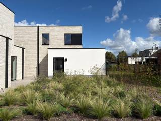 <p>In dit kleinschalige woonerf in het centrum van Sijsele bevindt zich deze energiezuinige koppelvilla. De locatie is ideaal voor wie rustig wil wonen zonder in te boeten op bereikbaarheid.<br />• Geen doorgaand verkeer<br />• Geen inkijk - Groen, stilte en volledige privacy<br />• Ruime tuin om volop buiten te leven & te genieten<br />• Vlotte bereikbaarheid naar Brugge, Damme, Maldegem en de Kust<br />• Pal aan fietsroute Brugge - Maldegem en nabij de Damme golf.<br />• Winkels en scholen op wandelafstand<br /><br />Klaar voor de toekomst!<br />• Geothermie: voor verwarmen én koelen via grondwarmte<em>(= géén storende warmtepomp nodig in tuin)</em><br />• Zonnepanelen die het energieverbruik compenseren<br /><br />Slim investeren in wooncomfort<br />• Extreem lage tot amper energiekosten<br />• De woning verdient zichzelf deels terug dankzij de lage verbruikskosten!!<br />• Voldoet niet alleen aan de huidige strenge, maar ook reeds aan de toekomstnormen<br /><br />Enkele grote troeven:<br />• Ruime woning met een doordachte indeling<br />• Tijdloze en stijlvolle architectuur<br />• Hoogwaardige & duurzame afwerkingsgraad, uniek in Sijsele tov andere woonprojecten<br />• Zalige vloerverwarming in de volledige woning <br />• In de zomer zorgt de geothermie voor aangename koeling, geen airco nodig<br />• Tuin geschikt voor latere aanleg zwembad/poolhouse en cosy zonnetuinhuis<br />• Ruime parkeerplaatsen</p>
<p>Grondoppervalkte: 440,29m2 + carport 16,76m2 + staanplaats 16,50m2 <br />Bewoonbare oppervlakte: 187,37m2 en terras van +-22m2)</p>
<p>Inbegrepen in prijs aangelegde tuin (grondaanleg/effenen/planten/hekwerk-poort/…) ter waarde van +-22.500</p>
<p>Tot slot nog: tijdelijk bieden we u een waardebon voor sterrestaurant Sel Gris te Knokke-Heist om desgevallend uw aankoop op niveau van het project te vieren.</p>
<p>Interesse? Contacteer Bonne Vastgoed 7 op 7 via 050/73.73.73 of via info@bonnevastgoed.be</p>