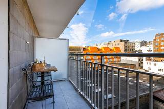 Instapklare studio met terras te koop in het centrum van Middelkerke op wandelafstand van de Zeedijk, winkels, horeca en casino. Koninginnelaan 52, te Middelkerke, in de gerenoveerde residentie 'Binny'.<br /><br />Indeling:<br />- lichtrijke leefruimte <br />- aansluitend terras<br />- open geïnstalleerde keuken voorzien o.a. frigo, kookplaat met dampkap en wasmachine<br />- badkamer met toilet, douche en lavabo meubel<br /><br />Troeven:<br />- uiterst centrale ligging<br />- ruim terras<br />- gerenoveerde gevel<br />- vernieuwde stijgleidingen<br />- recente gasinstallatie<br />- ideaal als tweede verblijf<br /><br />Bent u op zoek naar een instapklare studio te koop centraal gelegen te Middelkerke? Aarzel dan niet om uw afspraak vast te leggen.<br /><br />Bestuursmaatregelen in het maatregelenregister: nee