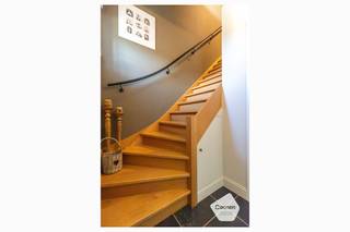 <strong><u>OPENDEURDAG ZATERDAG 1 AUGUSTUS 2026 tussen 14u00 en 18u00 ( op afspraak)</u></strong><br /><br />U kunt een BOD uitbrengen op deze woning, rekening houdend met de AANVANGSPRIJS van <strong>€ 475.000,00,</strong> elk hoger BOD wordt voorgelegd aan de eigenaars die al dan niet kunnen ingaan op dit aanbod.<br /><br /><strong>Energiezuinige woning op een rustige, landelijke ligging</strong>. Omgeven door groen en vlak bij een lagere school, een bakker, openbaar vervoer en de autosnelweg.<br /><br />Bij het binnenkomen wordt u verwelkomd in de inkomhal met gastentoilet en plaats voor vestiaire. De aangename leefruimte baadt in het natuurlijke licht en sluit naadloos aan op de eetplaats. Er is ook een bureau voorzien op het gelijkvloers. Dankzij de grote porte-fenêtre vormt de tuin een verlengstuk van de woonruimte. De keuken is uitgerust met kwalitatieve toestellen en een oogstrelend fornuis dat direct warmte, karakter en charme toevoegt aan de keuken. Verder beschikt het gelijkvloers over een praktische technische ruimte/ wasplaats en aansluitende berging.<br /><br />De verdieping telt drie mooie slaapkamers. De mooie badkamer is volledig uitgerust met een inloopdouche, ligbad, dubbele wastafel en toilet. <br />Buiten geniet u van een verzorgde en volledig omheinde tuin met zonnig terras. <br />Er is ook een gemetste tuinberging/tuinhuis aanwezig met water en elektriciteit.<br /><br /><u><strong>Gelijkvloers:</strong></u>
<ul>
	<li>Inkom met apart toilet;</li>
	<li>Lichtrijke leefruimte met zicht op de tuin;</li>
	<li>Vestiairekast;</li>
	<li>Bureau in de leefruimte;</li>
	<li><strong>Adembenemende ingerichte keuken</strong> met een oogstrelend fornuis dat direct warmte , karakter en charme toevoegt aan de keuken;</li>
	<li>Wasplaats;</li>
	<li>Gemetst tuinhuis / tuinberging;</li>
	<li>Berging met ingemaakte kasten.</li>
</ul>
<strong><u>Eerste verdieping:</u></strong>

<ul>
	<li>3 mooie slaapkamers;</li>
	<li>Prachtige badkamer met inloopdouche, dubbele wastafel in meubel, ligbad en toilet.</li>
</ul>
<strong><u>Tweede verdieping te bereiken via schuiftrap:</u></strong>

<ul>
	<li>Bergzolder.</li>
</ul>
<strong><u>Troeven:</u></strong>

<ul>
	<li>Regenwaterput 10.000 liter;</li>
	<li>Energiezuinige woning;</li>
	<li><strong>Waterverzachter</strong>;</li>
	<li><strong>6 zonnepanelen;</strong></li>
	<li>E-peil 43.</li>
</ul>
Voor verdere vragen of een bezoek ter plaatse aan deze mooie landelijke woning contacteer ons via: <strong>oostkamp@caenen.be</strong><br /><br /> 