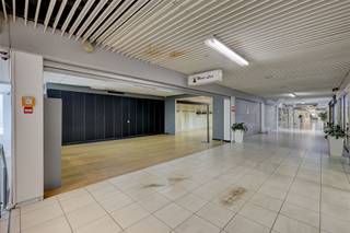 Dit ruime handelspand is gelegen op de eerste verdieping in Shoppingcenter De Kern op de Bist te Wilrijk. De locatie is zeer centraal, pal in...