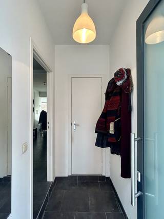+++ verkoopovereenkomst in opmaak +++<br /><br />Gelegen in de rustige Lepelstraat, pal in het historische centrum van Leuven, vindt u deze charmante en gezellige stadswoning die het beste van twee werelden combineert: rustig wonen en toch op wandelafstand van alle voorzieningen, winkels, horeca, openbaar vervoer en het bruisende stadsleven.<br />Op het gelijkvloers beschikt de woning over een inkomhal met gastentoilet, gevolgd door een aangename leefruimte met open keuken, eetplaats en woonkamer. Vanuit de zitruimte heeft u rechtstreeks toegang tot een gezellig stadstuintje, waar u in alle rust kunt genieten van het buitenleven.<br />Op de eerste verdieping bevinden zich een ruime slaapkamer en een badkamer uitgerust met douche, wastafel en toilet.<br />De tweede verdieping biedt plaats aan een tweede ruime slaapkamer met een praktische bureauhoek, ideaal voor thuiswerk of studerende gezinsleden. Verder is de woning gedeeltelijk onderkelderd en beschikt ze over extra bergruimte.<br />De woning werd gerenoveerd in 2008 en het plat dak werd nog vernieuwd in 2025, wat bijdraagt aan het instapklare karakter van deze eigendom.<br />Kortom, een ideale stadswoning met veel charme, twee volwaardige slaapkamers, een gezellige buitenruimte en een uitzonderlijke ligging in het hart van Leuven. Een unieke opportuniteit voor starters, jonge gezinnen, investeerders of iedereen die op zoek is naar comfortabel wonen op een toplocatie.