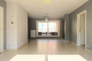 <p><span>GENT - Ottergemsesteenweg 71: Op zoek naar een</span><span> instapklaar en ruim appartement met garagebox </span><span>te huur</span><span> in Gent? Dan is dit pand mogelijk iets voor u.</span></p><p><span> </span></p><p><span>De troeven in een notendop:</span></p><ul><li><span>Tal van faciliteiten in de buurt zoals winkels, sportclubs, etc. </span></li><li><span>Goed bereikbaar met het openbaar vervoer en vlotte toegang tot invalswegen</span></li><li><span>Geschikt voor co-housing (1 van de 3 kamers is wel aan de kleinere kant)</span></li><li><span>Inclusief garagebox en fietsenstalling<br /><br /></span></li></ul><p><span>Indeling:</span></p><p><span>Inkomhal, apart toilet, lichtrijke leefruimte met keukenhoek (enkel kasten en dampkap), berging met aansluiting wasmachine, 2 terrassen waarvan 1 terras met aansluitend een ruime berging, 3 slaapkamers en badkamer met lavabo en bad/douche combinatie.</span></p><p><span>Inclusief garagebox en fietsenstalling.</span></p><p><span> </span></p><p><span>Beschikbaar vanaf heden. Domicilie verplicht.</span></p><p><span>Huurprijs: € 1200 + € 35 forfait algemene kosten (gebouw + onderhoud gasketel). EGW naar eigen verbruik.</span></p><p><span> </span></p><p><span>Contacteer Axel Lenaerts makelaars voor een bezoek via onze website.</span></p>