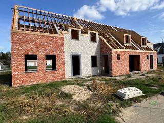 Wonen in Langemark-Poelkapelle betekent genieten van rust, natuur en een rijk verleden, midden in West-Vlaanderen. De landelijke omgeving, mooie wandel- en fietsroutes en de vlotte verbinding met Ieper en Diksmuide maken het een ideale woonplek voor wie houdt van groen en toch graag dichtbij alle voorzieningen blijft.<br /><br />In dit nieuwe woonproject realiseren we landelijke, hedendaagse woningen die volledig inspelen op comfort en functionaliteit. Elke woning beschikt over een inkomhal, lichtrijke woon- en eetkamer, open keuken, 3 of 4 slaapkamers, een badkamer en een garage of carport (afhankelijk van het lot).<br /><br />De afwerking bepaal je volledig zelf. Keuken, badkamer, vloeren en binnendeuren kies je volgens jouw smaak en stijl, zodat je hier écht kan wonen zoals jij het wilt.<br /><br />EPB: woning in aanbouw<br /><br />Benieuwd? Contacteer ons voor meer info.<br /><br />Deze prijs is exclusief kosten notaris, registratierechten en BTW