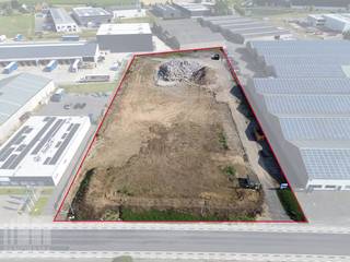 Strategisch gelegen <strong>industriegrond van 11.235 m²</strong> te koop op <strong>bedrijvenpark Kortrijk-Noord</strong> – Build-to-suit mogelijk.<br /><br />Investeer in een toplocatie voor uw onderneming. Op het bedrijvenpark Kortrijk-Noord bieden wij een strategisch gelegen industriegrond van 11.235 m² aan, met de unieke mogelijkheid om <strong>een bedrijfsgebouw volledig op maat</strong> te realiseren volgens het <strong>build-to-suit-principe.</strong><br /><br />U bepaalt onder meer de vrije hoogte, het aantal sectionale poorten, laadkades, lichtstraten en andere technische voorzieningen. Dankzij de flexibele indeling kan het gebouw perfect worden ingericht als <strong>combinatie van kantoor, showroom, opslag en productie</strong>.<br /><br />De site geniet van een <strong>uitstekende bereikbaarheid</strong>. De nabijgelegen R8 (ring rond Kortrijk) zorgt voor een vlotte aansluiting op de E403 (Brugge – Kortrijk – Doornik) en de E17 (Antwerpen – Gent – Kortrijk – Rijsel). Deze strategische ligging garandeert een optimale bereikbaarheid vanuit zowel Vlaanderen als Noord-Frankrijk.<br /><br />Dit pand wordt aangeboden met een <strong>startprijs</strong> <strong>van € 2.750.000</strong>. Dit bedrag geldt als richtprijs om biedingen te ontvangen en vormt geen bindende verkoopprijs. Alle biedingen vanaf € 2.750.000 worden aan de verkopers voorgelegd. De verkopers behouden zich uitdrukkelijk het recht voor om een bod al dan niet te aanvaarden.<br /><br />Contacteer <strong>PANORAMA B2B</strong> voor bijkomende (technische) inlichtingen, plannen of een vrijblijvend plaatsbezoek via <strong>056 222 256</strong>.