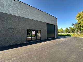 Nieuwbouw KMO-unit met een oppervlakte van 206 m² te koop vlak bij de Meensesteenweg met een onmiddellijke verbinding naar de A19 op- en afrit...